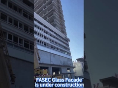 Die Glasfassade ist im Bau.
