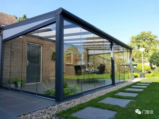 Maßgeschneiderte Größe Glashäuser für das Wohnen im Freien Glatte Oberfläche Aluminiumrahmen Sonnenzimmer