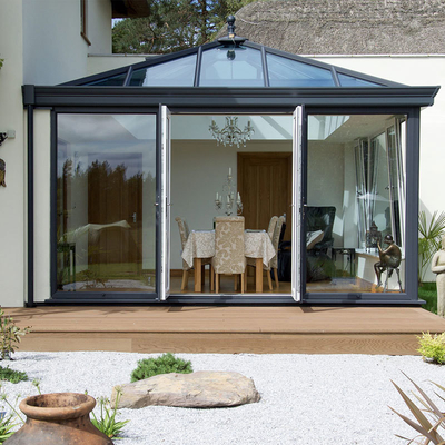 Grauer Glas Sonnenzimmer Solarium Vorgefertigte Veranda mit Aluminiumrahmen und Polygon Dachform