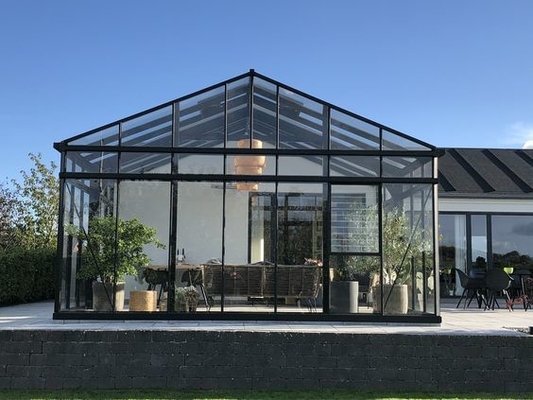 Grauer Glas Sonnenzimmer Solarium Vorgefertigte Veranda mit Aluminiumrahmen und Polygon Dachform
